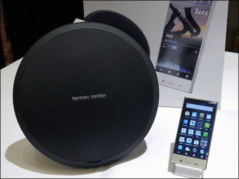 AQUOS CRYSTAL付属スピーカー「harman kardon ONYX STUDIO」が