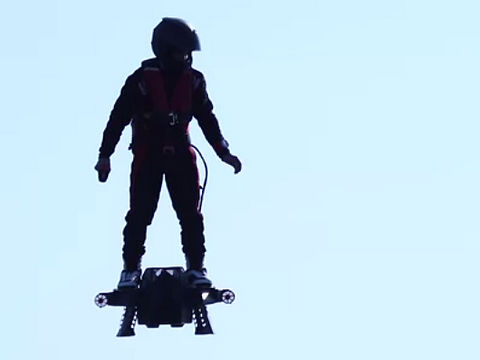 空を自由に…飛べちゃってる！ホバーボードの最進化形「Flyboard Air