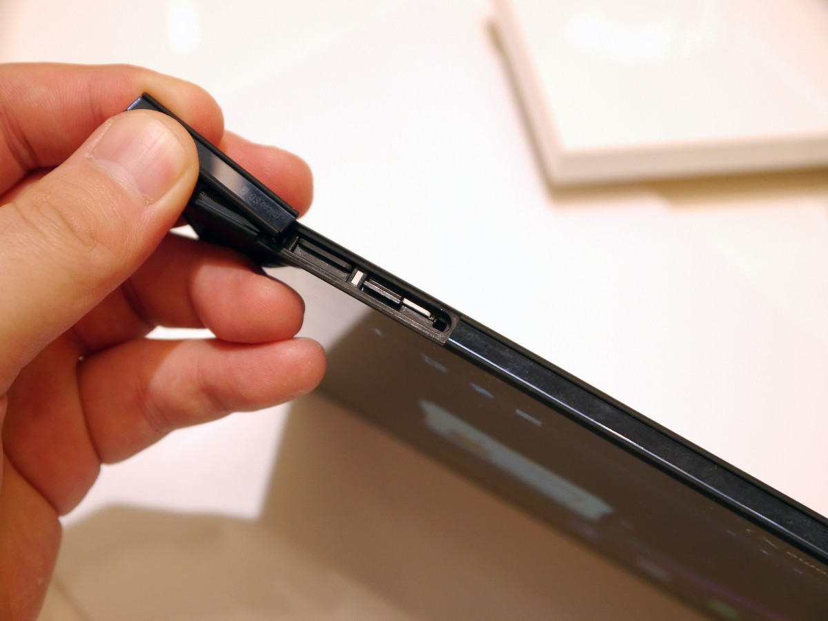 「Xperia Tablet Z SO-03E」レビュー、Xperia Zと変わらない薄さに | Buzzap！