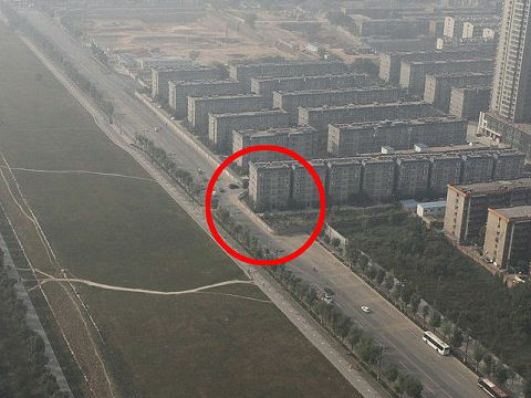 B あとで読む 中国でハイウェイ上にマンションが 誤って 建設される 道路が半分に Buzzap バザップ