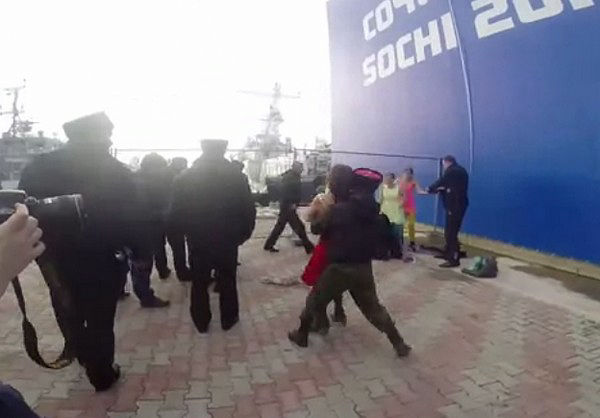 【動画】ソチでプーチン批判パフォーマンスを行ったプッシー・ライオットが治安部隊に鞭で集団暴行される→即刻その映像を