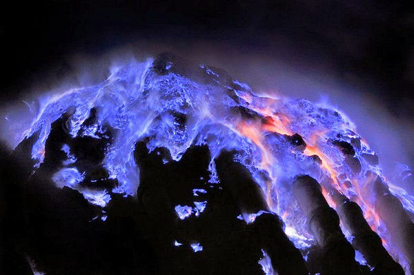 息を呑むほど神秘的な青い炎を噴き上げるインドネシアの火山 カワ エヘン Buzzap