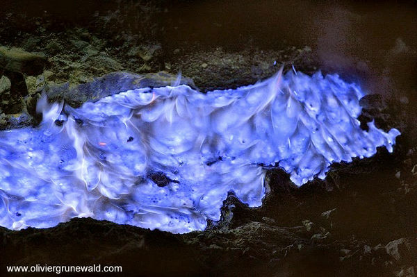 息を呑むほど神秘的な青い炎を噴き上げるインドネシアの火山 カワ エヘン Buzzap