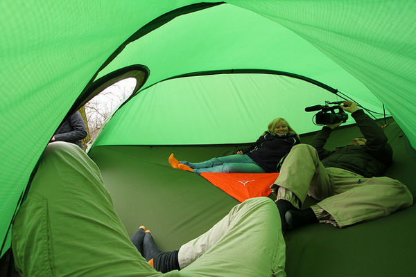 お手軽に空中でキャンプできちゃうツリーテントが登場、雨も斜面も関係なし！