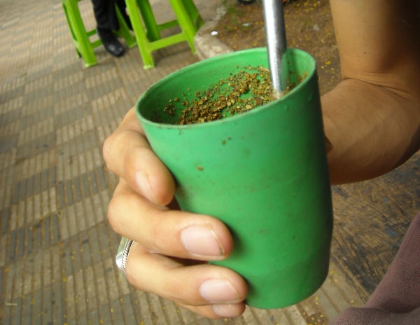 【レシピ】フレッシュハーブたっぷりの冷製マテ茶、パラグアイで愛される「テレレ」の簡単レシピ | Buzzap！