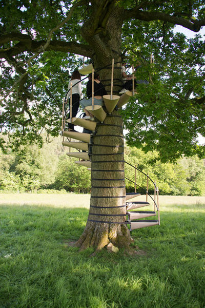 ツリーハウスに最適 樹木に取り付けられる螺旋階段が登場 道具も不要で木も傷つけない簡単エコ仕様 Buzzap