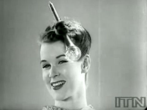 動画 1930年代のデザイナーたちが予想した 00年の女性ファッション Buzzap バザップ