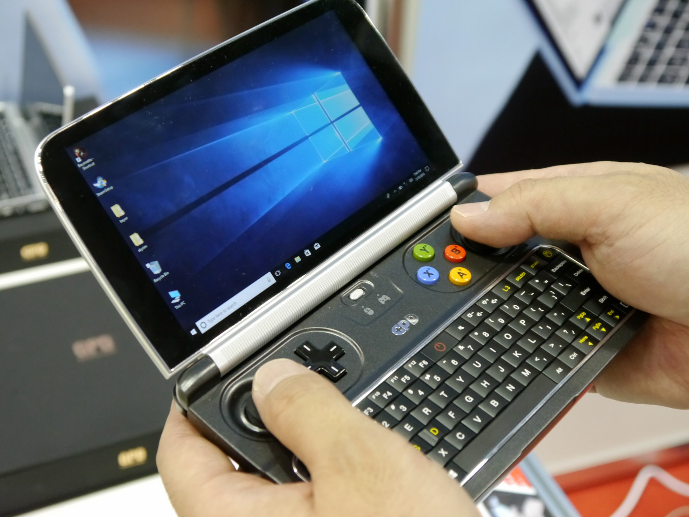 【取り置き】GPD WIN2（メタルカバー換装済み、Core m3-7Y30）