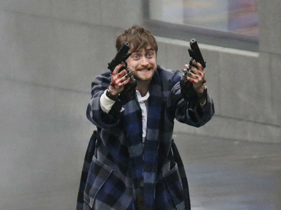 これは期待するしかない ハリポタのダニエル ラドクリフの新作映画でのクレイジーな二丁拳銃姿がヤバ過ぎて世界中でバズる Buzzap バザップ