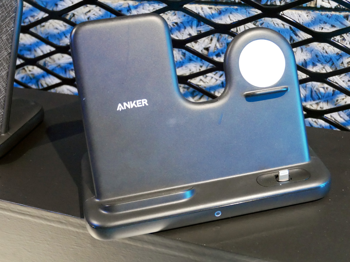 iPhoneとAirPodsとApple Watchを一気に充電できる「Anker PowerWave+ 3