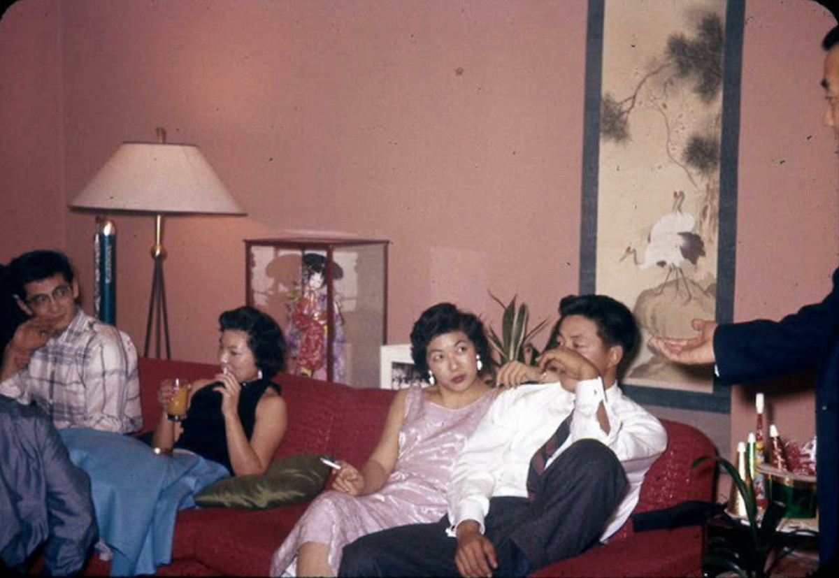 1950年代半ば、大晦日をパーティで祝う日系アメリカ人家族らの貴重な写真