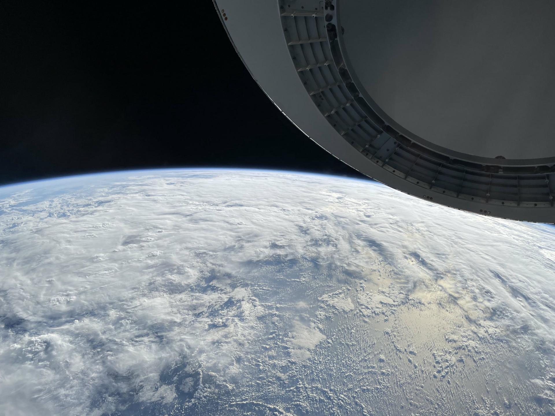 Iphone 12で撮った地球写真の映えっぷりが話題に Spacex飛行士が撮影 Buzzap