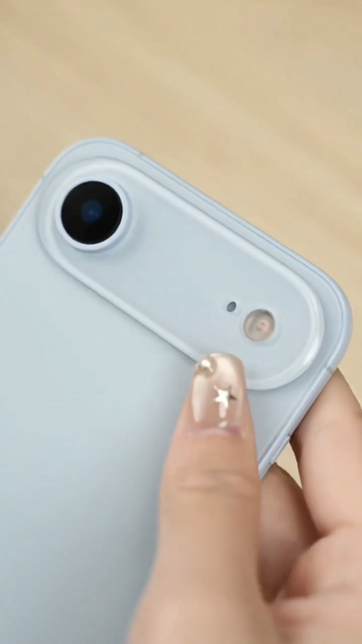iPhone 17 Airの薄さが分かる動画」一足先に公開、iPhone 16 Pro