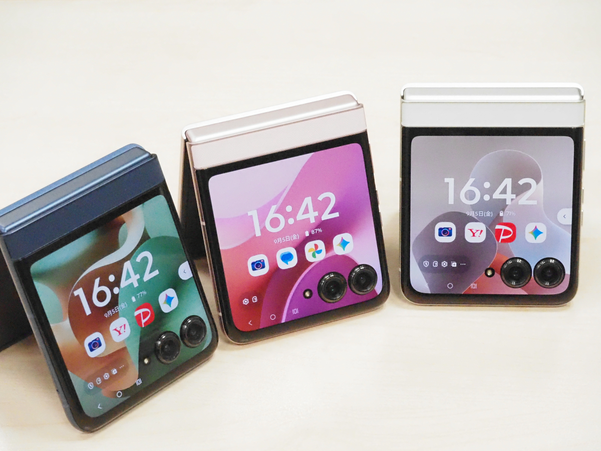 Motorola razr ブラック折りたたみスマホ本体 モトローラ、折りたたみスマホ「motorola razr 60」シリーズを10