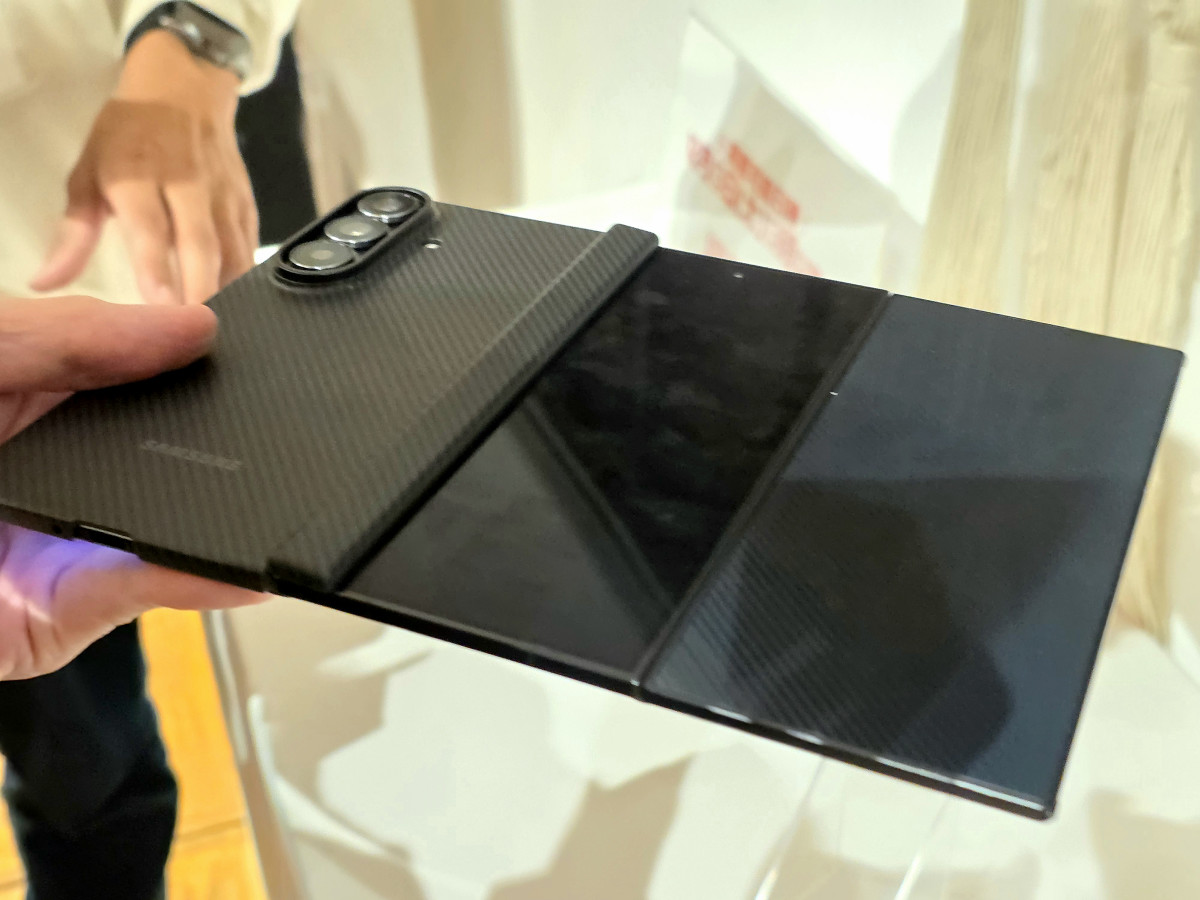 Galaxy Z TriFold」日本に降臨、38万円の大人気3つ折りスマホを体験
