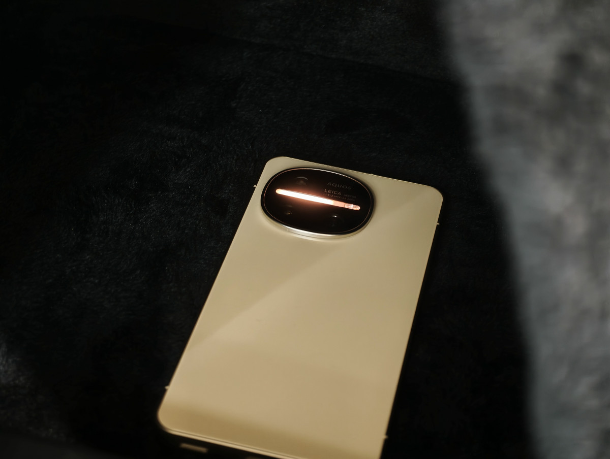 『身バレ防止』対応のAQUOS R11深掘りレビュー、通勤時も見やすい有機ELや望遠カメラ×AIの自動ズームなどシャープならではの便利機能を ...